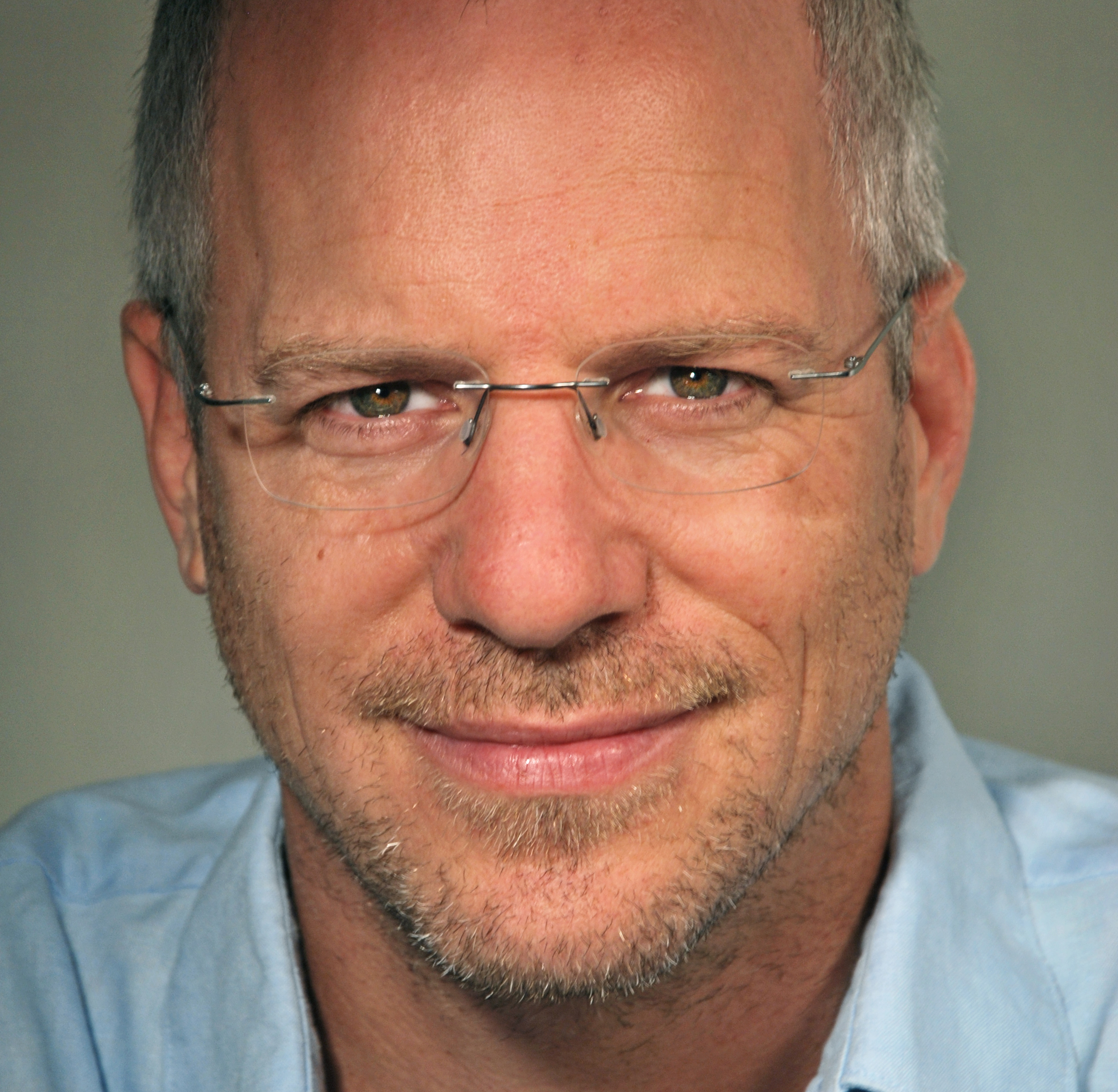 Amos Elkana headshot